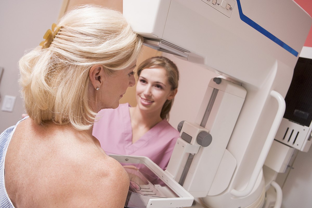 Radiologietechnologin führt Mammographie-Screening durch